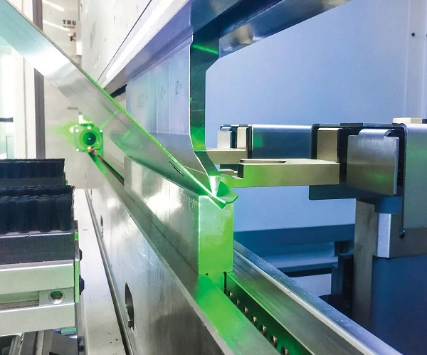 凸度系統(tǒng)或撓度補(bǔ)償有助于彎曲長(zhǎng)度超過(guò) 40 到 60 英寸的零件。對(duì)于較短的彎曲長(zhǎng)度，撓度可能不顯著