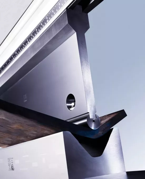 需要重型沖頭架、大半徑?jīng)_頭和重型 60 度模具來(lái)彎曲這種厚HSS